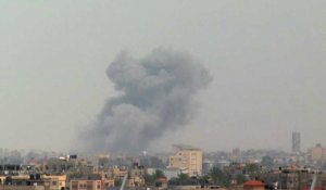 De la fumée s'élève après des frappes sur Rafah, dans le sud de Gaza