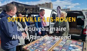 Le nouveau maire de Sotteville-lès-Rouen à la rencontre des habitants sur le marché dominical