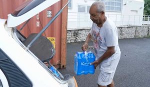 Coupures d'eau en Guadeloupe: des mairies distribuent de l'eau