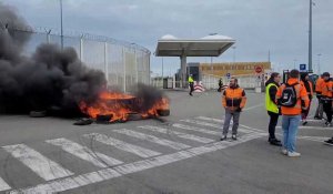 À Calais, les dockers lèvent un piquet de grève devant le port Est de Calais