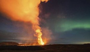 Islande : une aurore boréale au dessus d'un volcan en éruption