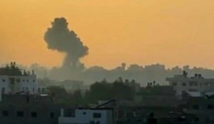 De la fumée s'élève au-dessus de la ville de Gaza alors que les combats font rage