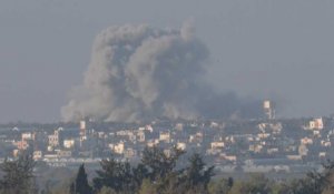 De la fumée s'élève après une explosion dans le sud de la bande de Gaza