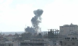 Des nuages de fumée s'élèvent de Rafah à la suite de frappes aériennes