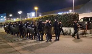 Derby SCB - ACA : les forces de l'ordre devant le stade avant l'arrivée des joueurs 