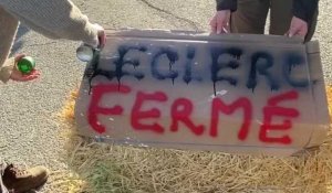 Les paysans bloquent l'accès au Leclerc de Brignoles