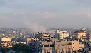 De la fumée s'élève des frappes israéliennes sur Rafah et Khan Yunis