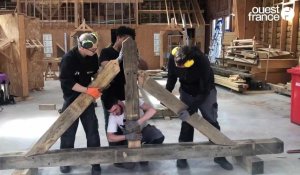 VIDÉO. Des élèves du lycée d'Honfleur construisent la charpente de la forge de "La Mora"