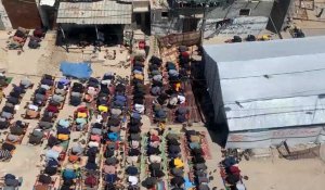 Des Palestiniens font la prière du vendredi midi près d'une tente à Rafah