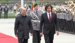 Le chancelier allemand Scholz accueille le PM géorgien Kobakhidze avec les honneurs militaires