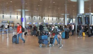 Des voyageurs à l'aéroport de Tel-Aviv après sa réouverture