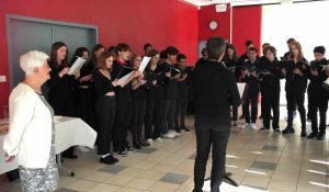 Emotion: Lili Leignel chante avec les lycéens de Pasteur la chanson de Trenet Je Chante, avec les paroles transformées par les déportés dans les blocks de Ravenbrück
