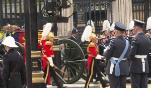 Début de la procession du cercueil de la reine Elizabeth II de Westminster Hall à l'abbaye