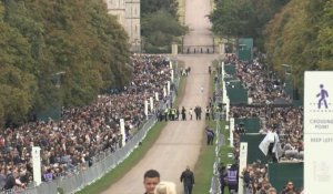 La foule observe deux minutes de silence pour la reine Elizabeth II au château de Windsor