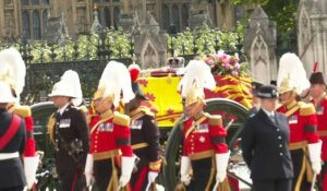 La procession du cercueil de la reine se dirige vers l'arche de Wellington