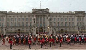 Le cercueil de la reine Elizabeth II défile devant le palais de Buckingham