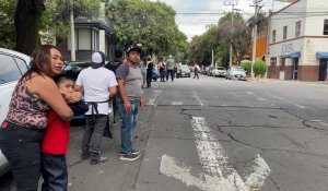 Des habitants de Mexico dans la rue après un séisme de magnitude 7,4