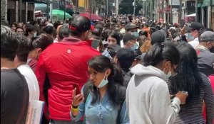 Des personnes rassemblées dans la rue après le tremblement de terre à Mexico