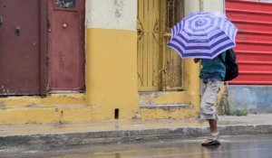 Forts vents et pluie sur la Havane au passage de l'ouragan Ian