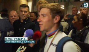 Le champion du monde Remco Evenepoel accueilli par des centaines de fans à Zaventem