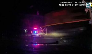 Un train percute violemment une voiture de police avec une personne menottée à l'intérieur