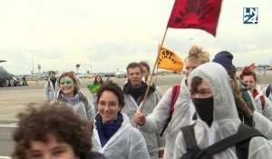Des centaines d'activistes écologistes de Greenpeace et Extinction Rebellion bloquent des jets privé