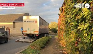 VIDÉO. Un camion immobilisé perturbe la circulation dans le bourg de Parcé-sur-Sarthe