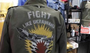 Dress code? Kaki: l'Ukraine, une nation en guerre vestimentaire