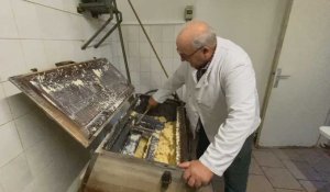 A Ors, Gérard et Laurence Delva fabriquent leur beurre dans une baratte en bois 