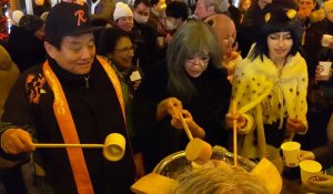 Les maires de Nagoya et de Reims ouvrent un fût de saké au marché de Noël