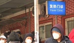 Flambée de Covid en Chine : file d'attente devant un hôpital de Pékin