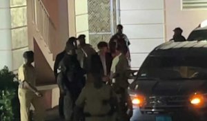 La star déchue des cryptomonnaies Sam Bankman-Fried est escorté hors du tribunal aux Bahamas