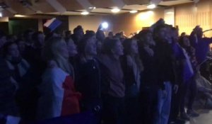 Berck : les supporters chantent l’hymne, au Kuursal