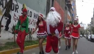 Au Pérou, des policiers mènent une opération anti-drogue, déguisés en Père et Mère Noël