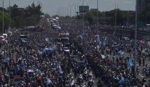 Les joueurs argentins célèbrent leur sacre pendant la parade