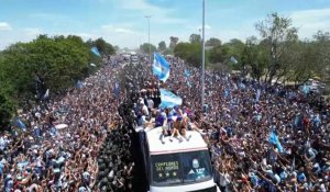 VUES AERIENNES de la parade de la victoire des Argentins