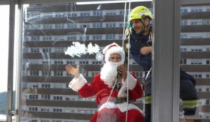 En Espagne, le "Père Noël" descend en rappel pour des enfants hospitalisés