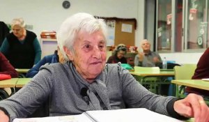 A l'âge de 92 ans, Mari Cruz Alonso étudie encore comme des milliers d'autres adultes en Espagne