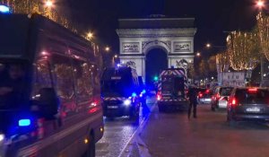Mondial: les forces de l'ordre se mettent en place sur les Champs-Elysées