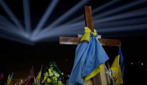 Ukraine: à Lviv, recueillement et hommages aux soldats tués