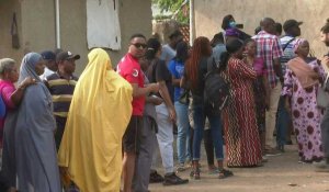 Nigeria: des électeurs en attente de l'ouverture d'un bureau de vote à Abuja