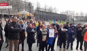 VIDÉO. À Brest, une centaine de personnes crient « gloire à l'Ukraine » et demandent la fin de la guerre