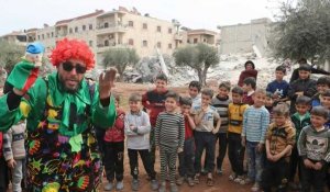 Séisme en Syrie : un clown apporte de la joie aux enfants déplacés