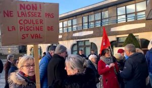 Une manifestation contre la fermeture de la piscine de Saint-Valery-en-Caux