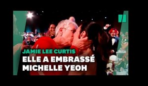 Jamie Lee Curtis embrasse Michelle Yeoh pour célébrer son prix aux SAG Awards