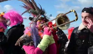 La digue de Malo-les-Bains est remplie de carnavaleux