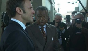 RDC: Emmanuel Macron arrive à l'Institut national de recherche biomédicale