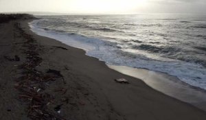 VUES AERIENNES de la plage de Steccato avec l'embarcation de migrants détruite