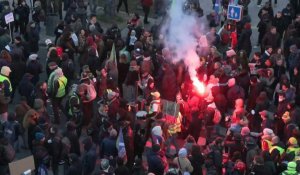 Retraites: le cortège de manifestants arrive place de la Nation, la police disperse la foule