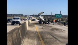 Un avion atterrit d'urgence sur une autoroute à Houston
